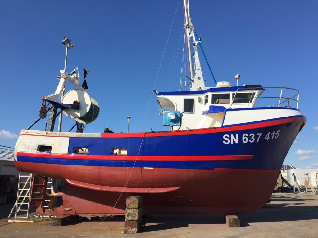 Bateau de pêche sur ber au chantier, avant modification de la coque et de la superstructure