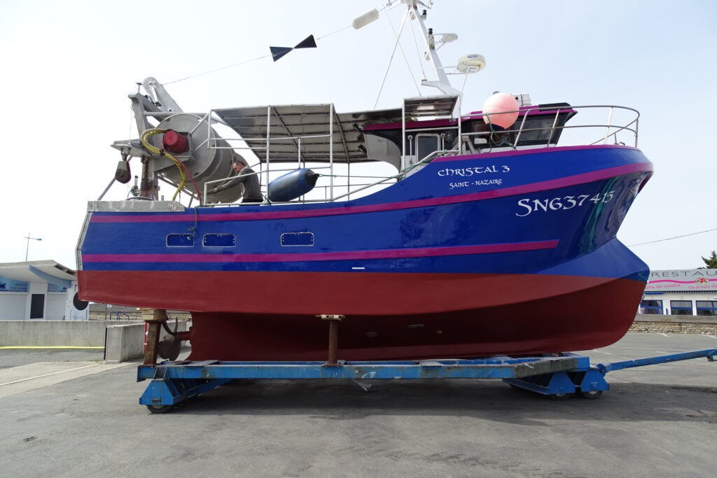 Le même bateau de pêche après modification de la coque et de la superstructure