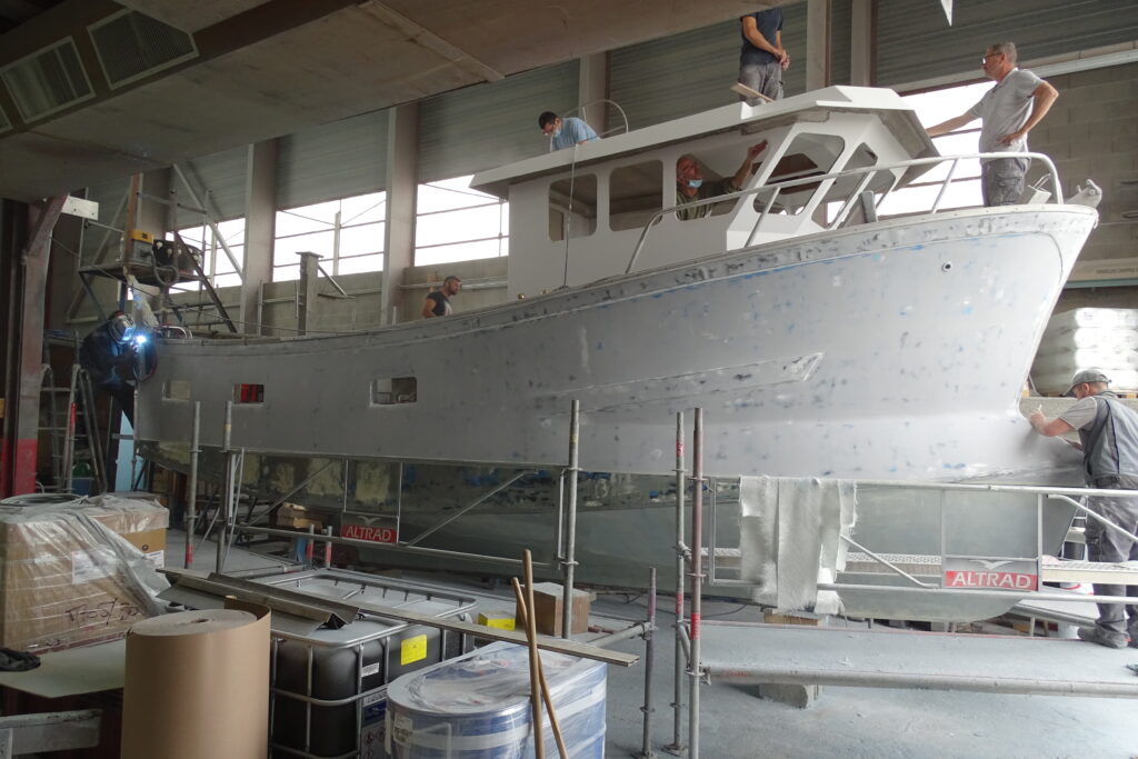 Navire de pêche en construction dans l'atelier – chantier naval Plasti Pêche