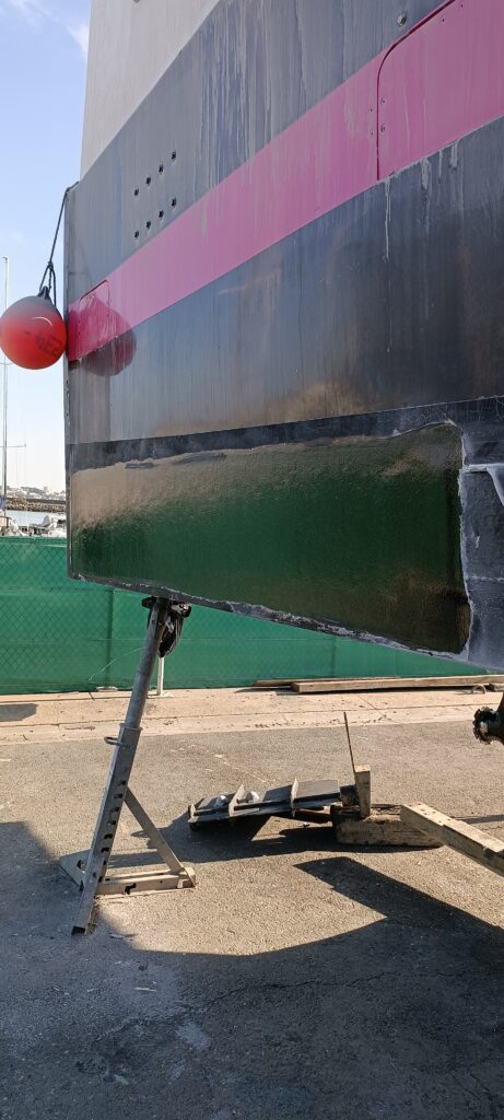 Hull after surface repair and repainting – composite repair by Plasti Pêche