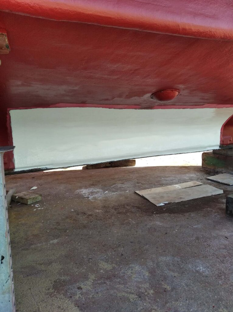 Keel repaired and re-laminated under a red hull – composite repair by Plasti Pêche