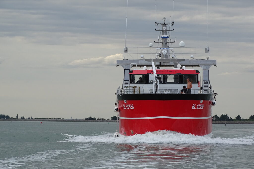 Chalutier de plus de 12 m à coque rouge, vue de face – construction Plasti Pêche
