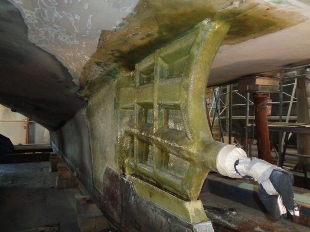 Sternpost stripped bare, structure being reworked – composite repair by Plasti Pêche