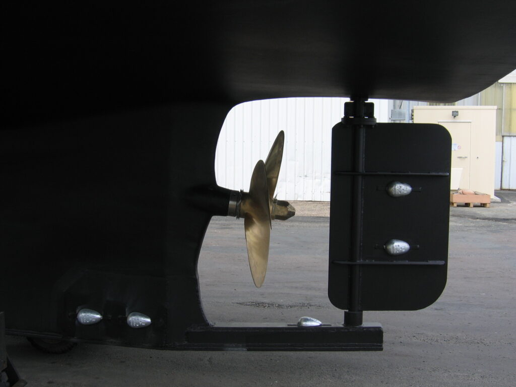 Repaired sternpost, propeller and rudder refitted – composite repair by Plasti Pêche